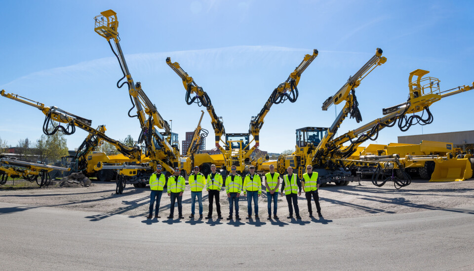 TUNNELRIGGER: Bilde av tre av maskinene er tatt på underjordsfabrikken i Örebro, Sverige, i mai. Den siste maskinen leveres til høsten.
Fra Skanska: Jørgen Galleberg Johansen, Stian Lauluten, Hallvard Frisvoll, Roar Lindalen, Kato Frisvoll og Jan Eivind Prestegård.
Fra Epiroc: Torbjörn Dalqvist, Espen Paulseth og Per Bolstad.