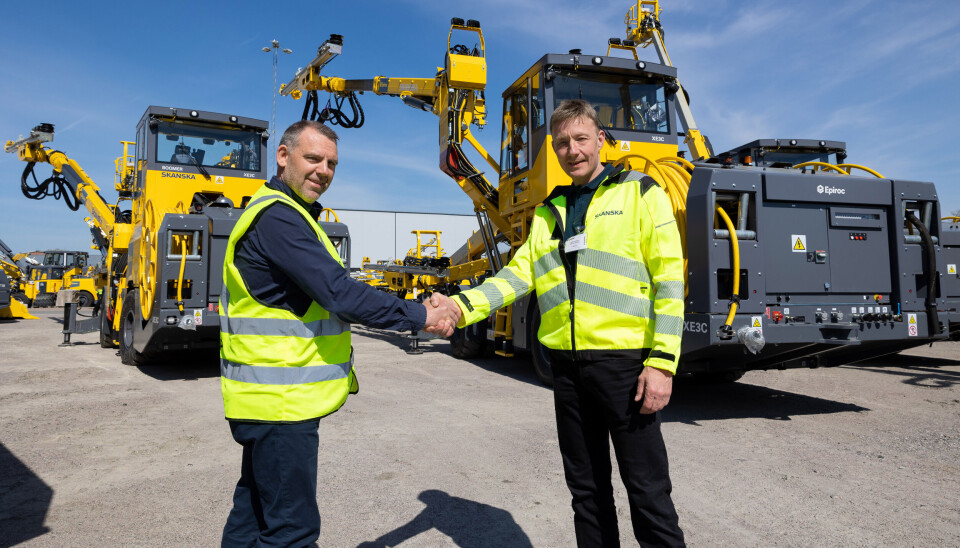 AVTALE: Avtalen er her på plass. Fra venstre: Espen Paulseth (markedssjef for underjordsmaskiner i Epiroc Norge) og Roar Lindalen (fagansvarlig for underjordsmaskiner hos Skanska).