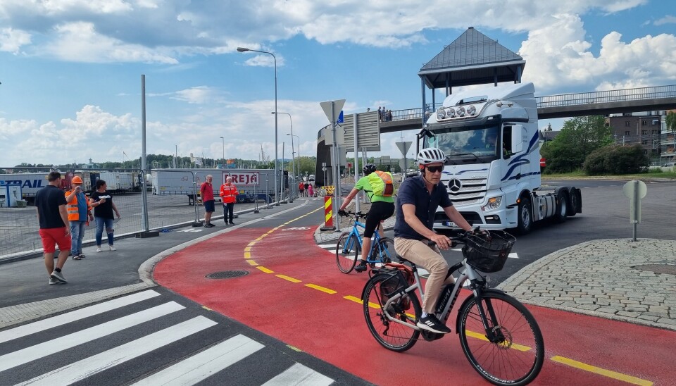 FJERNET: Slik så det ut ved Filipstad i noen dager, før Statens vegvesen fjernet rødfargen og ga syklistene vikeplikt for bilister. Nå er fargen borte og bilistene har forkjørsrett. Byråd for samferdsel i Oslo, Sirin Stav, vil ha tilbake rødfargen og utrede før man gjør noen forandringer.