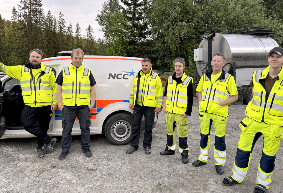 KLÆRNE ER PÅ NETT: NCC har sammen med samarbeidspartnere gjennomført tester av «tenkende arbeidstøy» Synlighetsklærne benytter blant annet AI-teknologi og klærne kan kommunisere med omverdenen. Og skjer det en ulykke, varsler løsningen om at noe har skjedd.