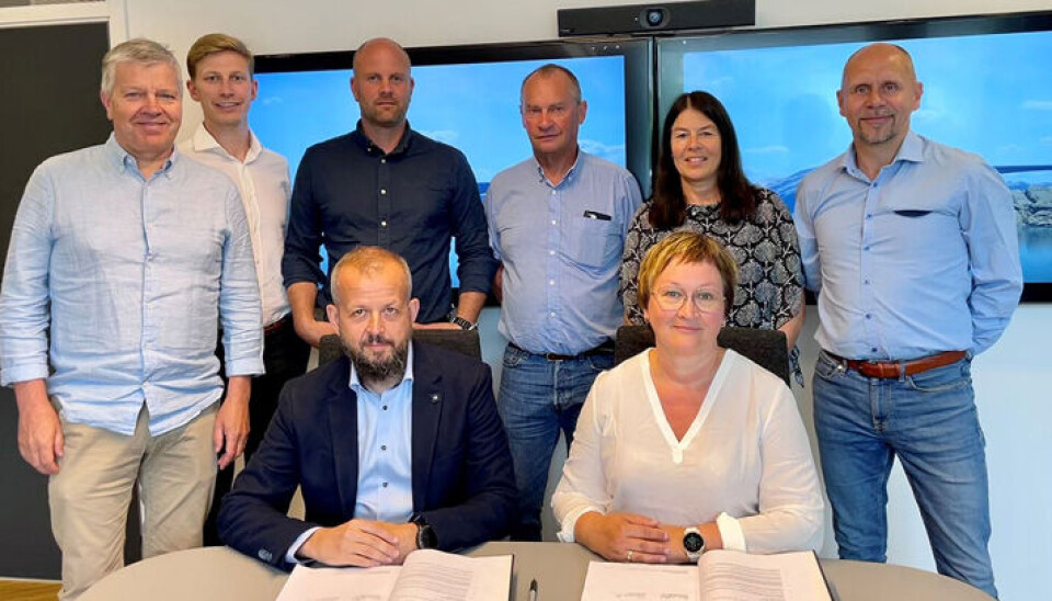 Foran: Grzegorz Gucwa, prosjektsjef i Skanska og Dina Lefdal, avdelingsdirektør infrastruktur og vei i Vestland fylkeskommune. Bak fra venstre: Gunnar Solbakken, leder utbygging nord i Vestland fylkeskommune; Eirik Moen, prosjekteringsleder i Skanska; Bjørn Morten Bruvik, prosjektleder i Skanska; Gunnhild Vangsnes, seksjonsleder planlegging og utbygging i Vestland fylkeskommune og Helge Follevåg, prosjektleder for Ytre Steinsund bru i Vestland fylkeskommune.