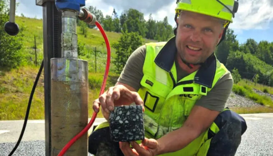 PRØVE: Roy Heia fra NCC Industrys asfalt-lab tok boreprøver av det nye dekket.