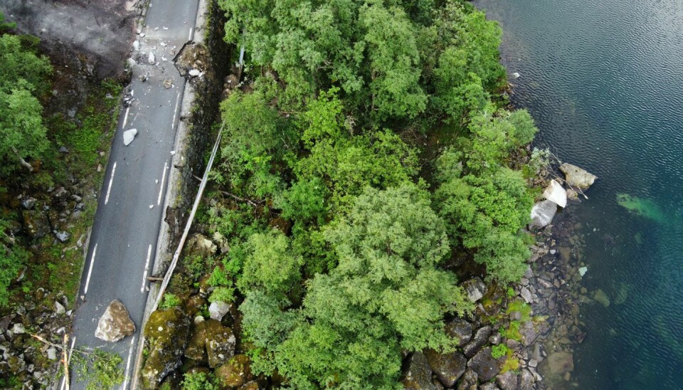 Riksveg 13 åpner tidligst onsdag 5. juli, kanskje senere - avhengig av hva de pågående undersøkelsene i fjellsiden avdekker.