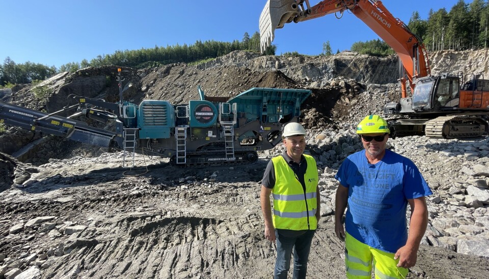 Øysteins bror Magne Finsrud (t.h.) sammen med selger Roy Arne Jansen fra Agder Gruppen.