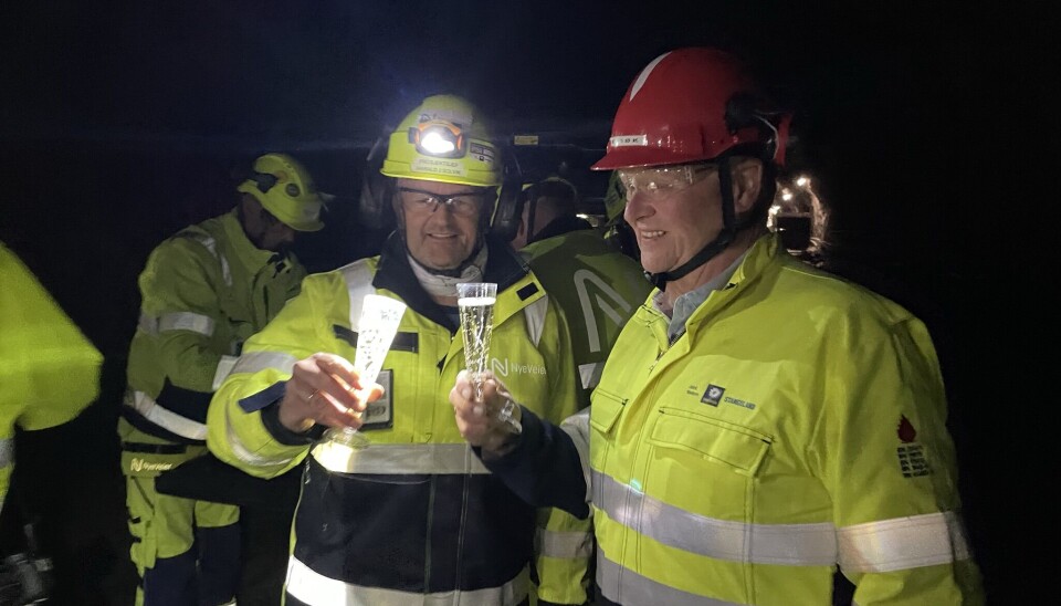 SKUM: Ordfører i Lyngdal, Jan Kristensen og Nye Veiers prosjektsjef Harald J. Solvik (t.v.) sprudlet om kapp med de alkoholfrie boblene man skålet med på røysa, i pur glede over vellykket gjennomslagssalve og passert 12.000 meter drevet tunnel.