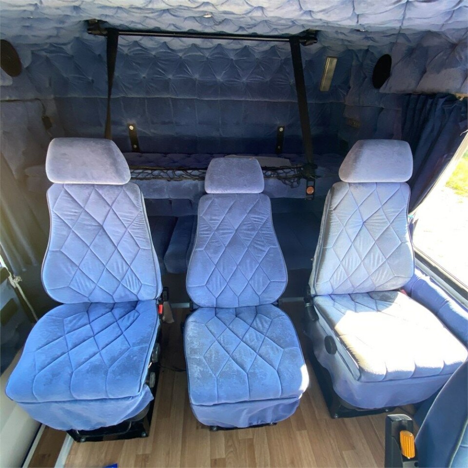 PLYSJ: Parkett og blå plysj i det lange førerhuset.