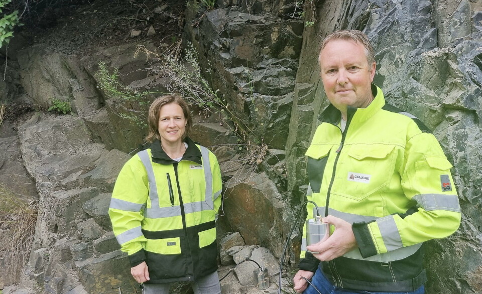 PERSONENE BAK: Regnhild Lie og Lars Krangnes i Cautus Geo har tatt fram verdensledende teknologi for overvåking og varsling av snøskred og steinsprang, melder Cautus Geo i pressemeldingen.