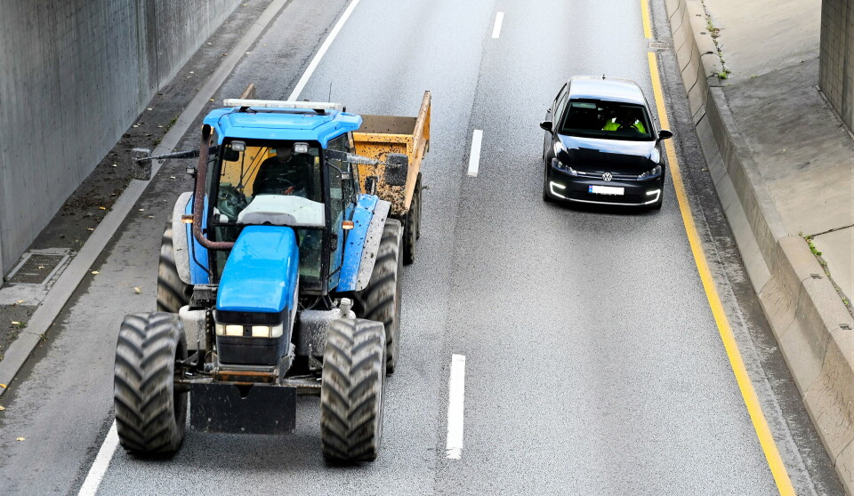 NYE REGLER: Fra 1. august er setebelteplikten for traktor utvidet. Er det belte i traktoren, skal dette brukes både i jobb og fritid. Foto: Henriette Erken Busterud