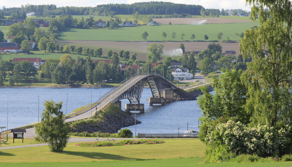 BRU TIL FASTLANDET: Nessundet bru er eneste veiforbindelse mellom fastlandet og øya Helgøya i Mjøsa.