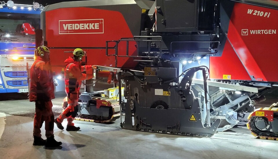 ASFALTARBEID: Veidekke freser og legger ny asfalt på E6 Biri-Lillehammer.