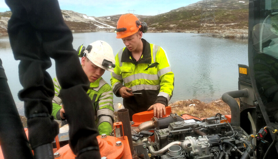 MOTORBYTTE: Mekanikerne Mats Haugland og Asgeir Børnes fra Agder Gruppen i full gang med å ta ut den defekte motoren og sette inn ny motor på stedet.