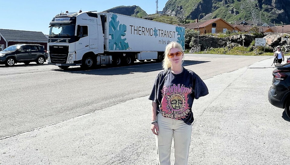 RØTTER I HAVET: Inger-Lovise Fjellgaard hjemme på Lovund, der laksetrailerne går i skytteltrafikk til og fra fastlandet med laks. Her formet Fjellgaard ideen om digitalisering av fraktbrev – en ide som nå settes ut i livet.