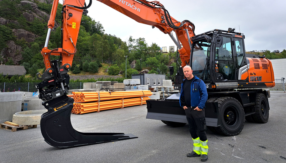 Maskinfører Bjørn Tore Sleveland, i Eigersund kommune i Rogaland, gleder seg til å ta i bruk spesialskuffa.