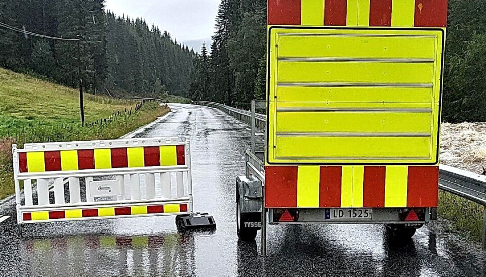 STENGT VEI: Veisperring på fv. 2910 Rukkedalsvegen i Nes.