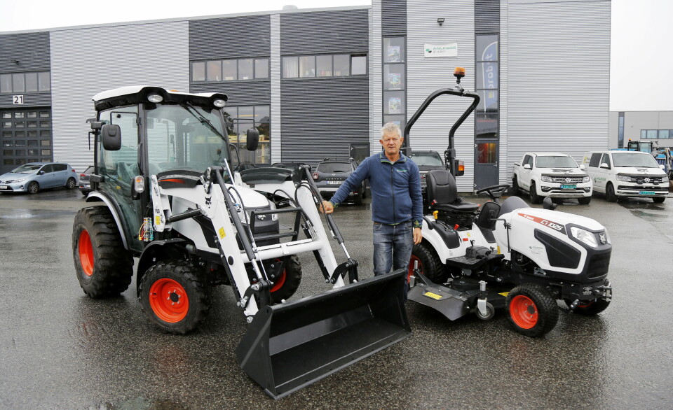 PÅ PLASS: Daglig leder Per Gunnar Holmgren viser modellene CT2535 og den lille CT1025 utenfor Anleggsgruppens hovedkontor i Lier.