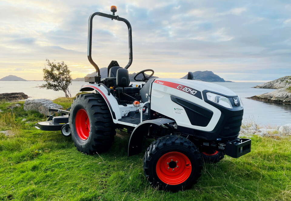 BOBCAT I SOLNEDGANG: Den ene av Bobcat-maskinene har produktansvarlig Terje Grønmyr tatt med seg hjem til Ulsteinvik der han har base.