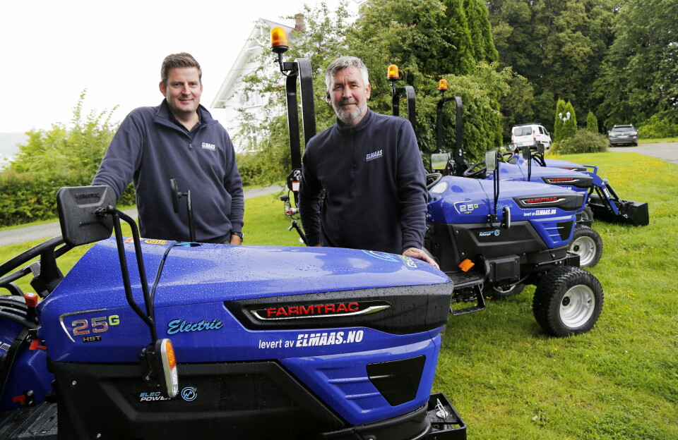 SUKSESS: Traktorer er blitt storselgende produkter for daglig ledet Morten Iversen (t.v.) og Elmaas-selger Torben Mogensen.