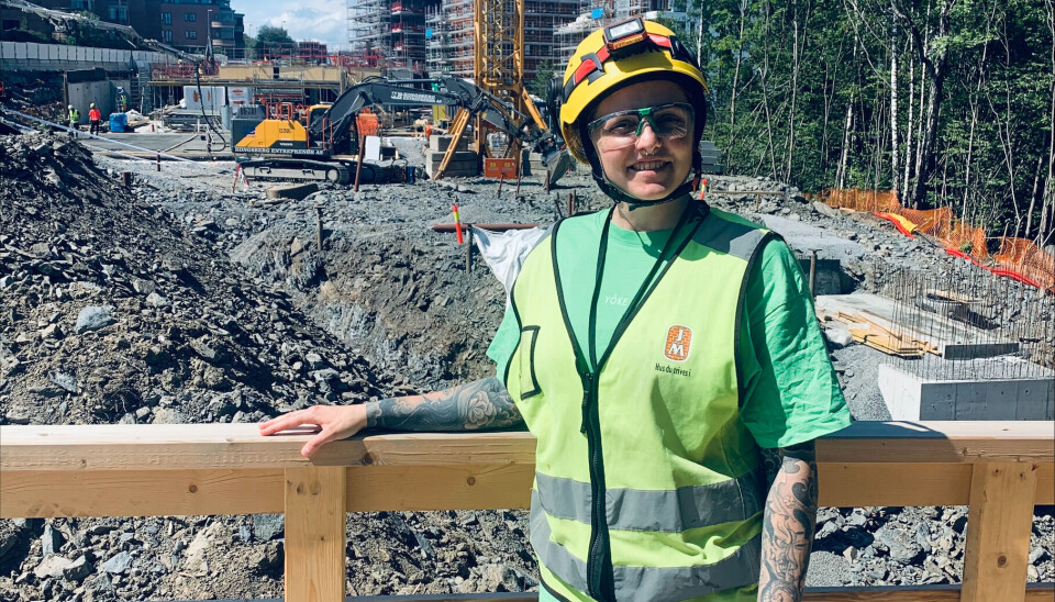 KAN IKKE LESE SEG TIL ERFARING: – Lærlingperioden var viktig for min del, og i et såpass praksistungt yrke må en ha den praktiske tilnærmingen til faget. Du kan ikke bare lese deg til det praktiske, sier Leila, som i dag jobber som byggeleder i JM Norge AS.