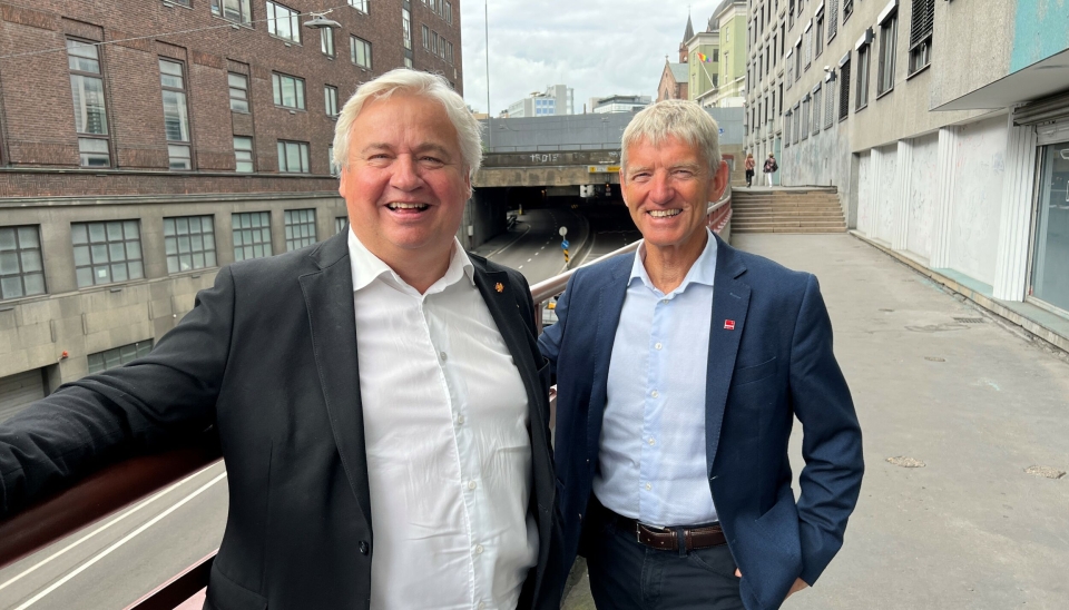 Utbyggingsdirektør i Statens vegvesen, Kjell Inge Davik (t.v.) og konserndirektør for infrastruktur i Veidekke, Øivind Larsen. Hammersborgtunnelen i bakgrunnen.