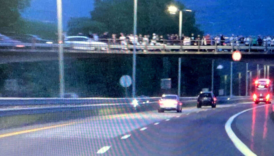 HEIAGJENG: Her tar de to kappkjørerne igjen et tyngre kjøretøy ned E18 mot Drammen mens mange som har fått varsel om racet står på ei bru og heier.