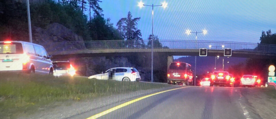 MASKERT: Biler med maskerte personer stoppet trafikken på toppen av E18 Lierbakkene 9. juni for å legge til rette for kappkjøring ned til Kjellstad.