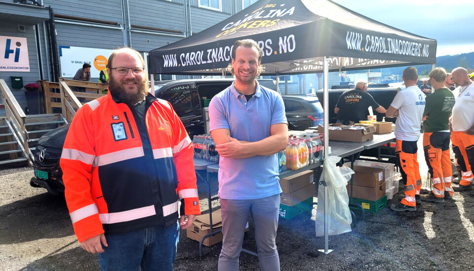 GRILLFEST: Byggeleder Tor Iver Steig i Statens vegvesen og prosjektleder Wolfgang Mysliwietz i Hæhre Entreprenør spanderte hamburgere på anleggsarbeiderne på rv. 4 prosjektet Roa-Gran. To år etter anleggsstart har det ikke vært personskader på anlegget.