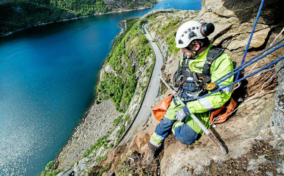 ERFARNE: Selskapene som danner nye Nordisk Fjellsikring AS er meget erfarne selskaper innen fjellsikring. Dette bildet viser en tidligere Visinor-arbeider.