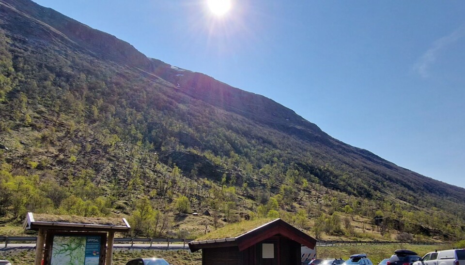 Her er området fangvollen skal bygges, i terrenget ovenfor Vårstigen rasteplass på E6. Vollen skal bli cirka 240 meter lang.