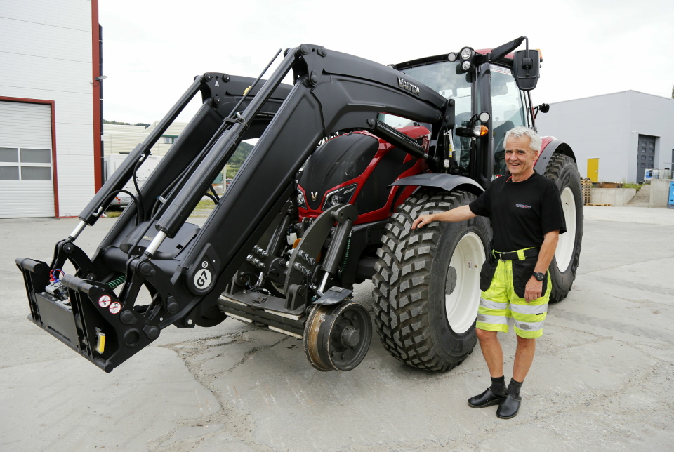 BYGGER DET SELV: Daglig leder Geir Bjugstad med nyeste versjon av jernbaneunderstell for traktorer som Bjugstad Utleie AS bygger selv.