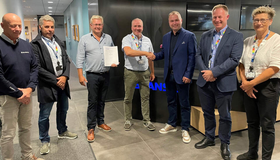 STOR KONTRAKT: Ølen Betong har signert kontrakt med Skanska som vil gi mye arbeid i kommende år. Fra venstre: Alf Bringedal (Ølen Betong), Trond Pettersen Valeur (Skanska), Geir Arild Søndenå (Ølen Betong), Anders Geirsta (Skanska), Lars Norekvål (Ølen Betong), Kai Morten Høyem (Skanska) og Anne Brit Moen (Skanska).