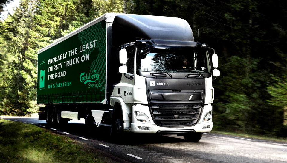 MINST TØRST: Carlsberg Sverige utvider sitt samarbeid med Einride for elektrisk drikketransport. Sannsynligvis den minst tørste lastebilen i verden, og 100% ølektrisk står det på semitraileren bak denne Einride-trekkvogna. MINST TØRST: Carlsberg Sverige utvider sitt samarbeid med Einride for elektrisk drikketransport. Sannsynligvis den minst tørste lastebilen i verden, og 100% ølektrisk står det på semitraileren bak denne Einride-trekkvogna.