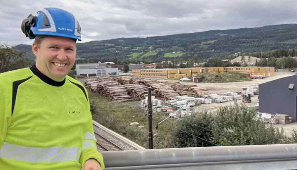 OMRÅDET: Prosjektleder Morten Berg-Solbakken i Bane Nor foran området hvor de nye hensettingssporene skal bygges.