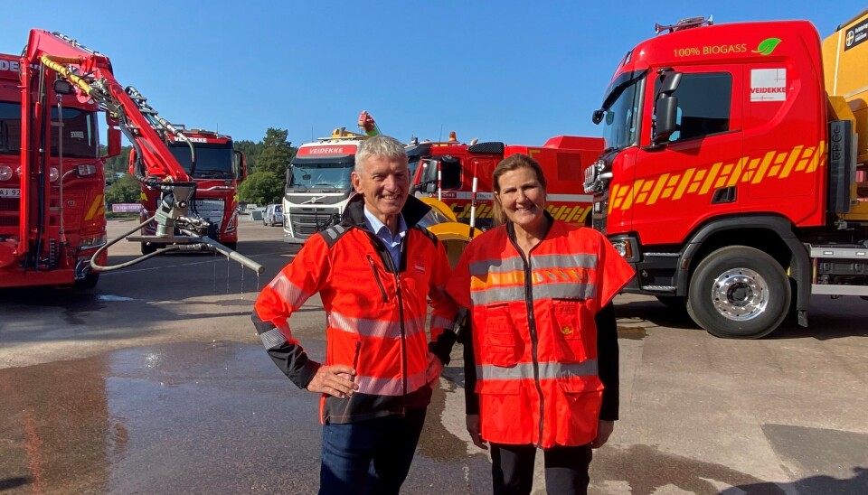 START: Konserndirektør Øivind Larsen i Veidekke og vegdirektør Ingrid Dahl Hovland markerte oppstarten på driftskontrakten for Vestfold og Telemark.