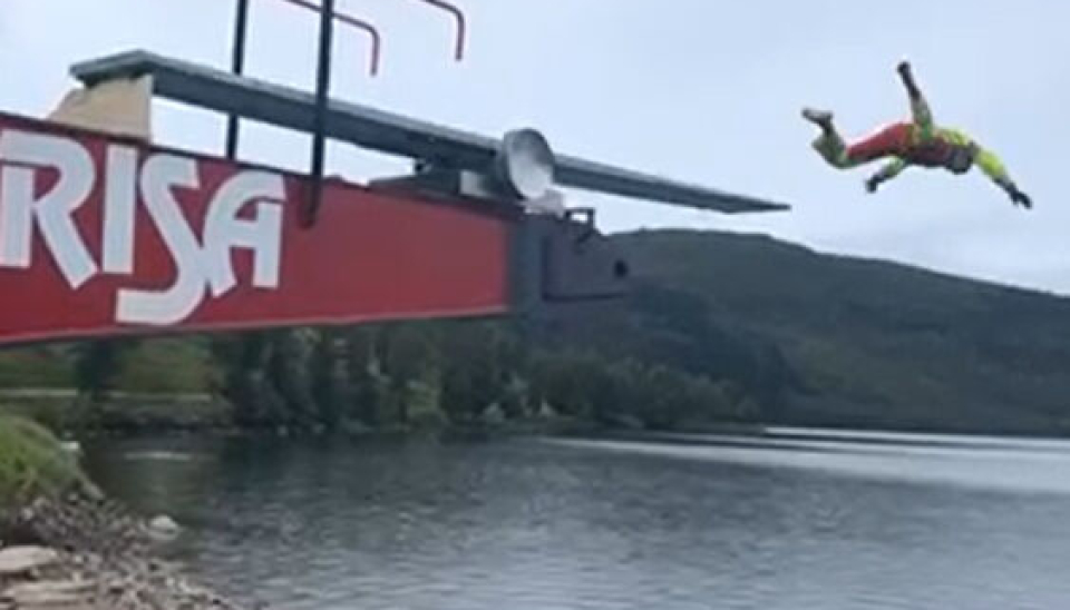 STUP: Bjørn Risa i et svalestup fra den nye stupebommen.