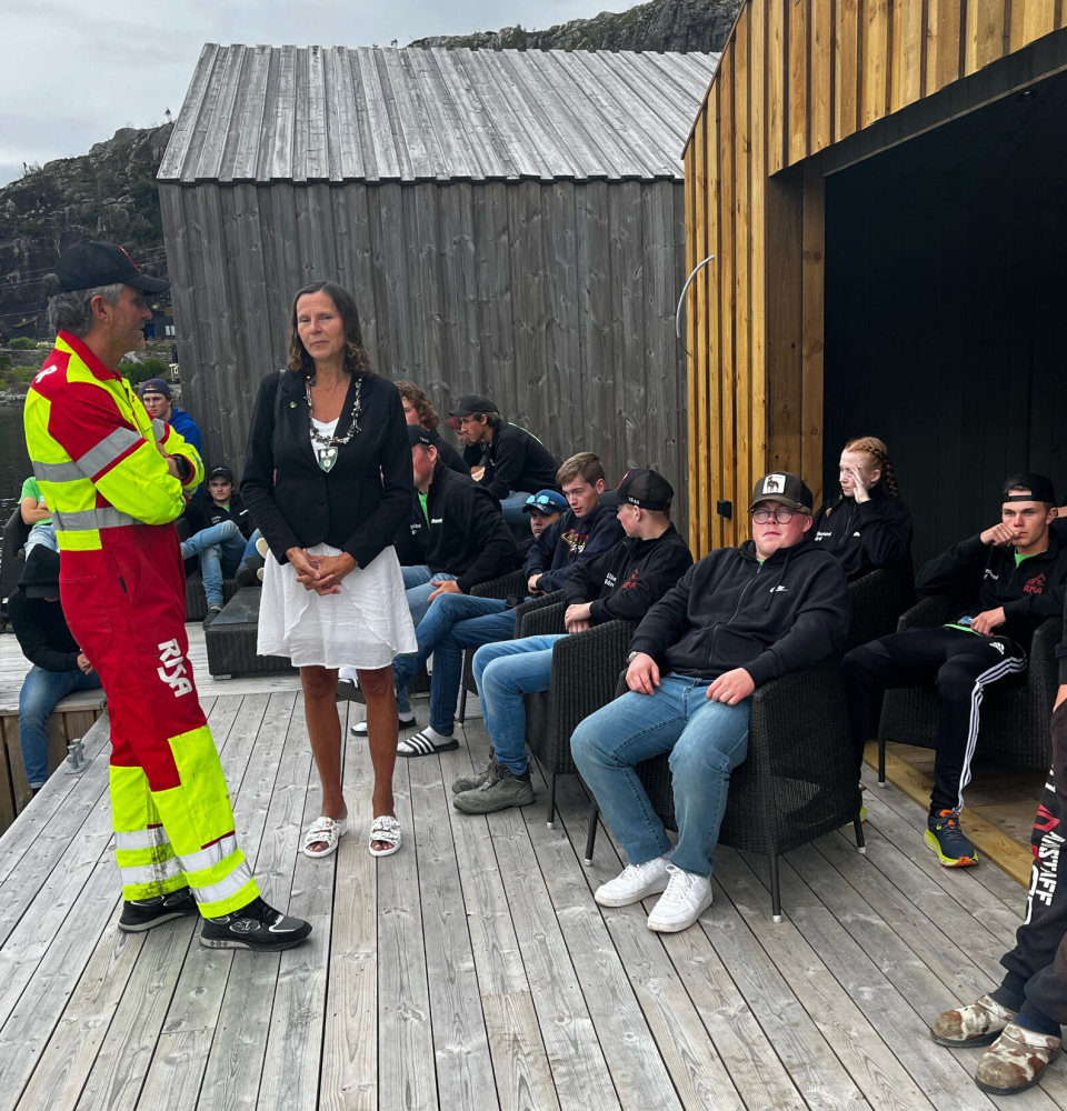 FORVENTNING: Bjørn Risa i stupeutrustning i samtale med ordfører Magnhild Eia, mens forventningsfulle lærlinger venter på at sjefen skal i vannet.