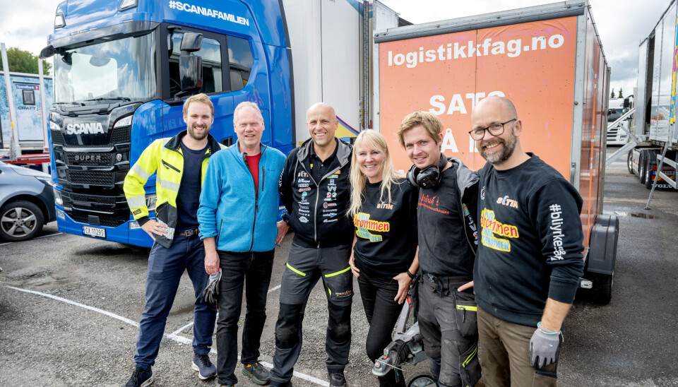 TURNEEN: Christopher Sternefalk (t.v.), Jan Ove Øyen, Trond Helge Henriksen, Wenche Ruste Johansen, Paul Askeland Moqvist og Øivind Aksberg hos Scania på Kløfta før avreise.