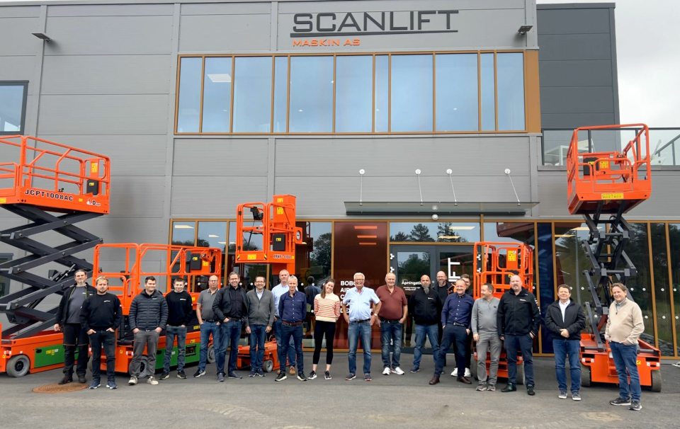 DINGLI: Ansatte hos Scanlift Maskin som gleder seg til å levere mange Dingli-lifter inn på det norske markedet.