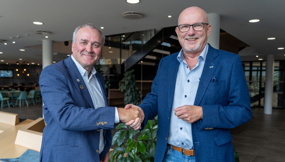 SIGNERING: Konserndirektør for anlegg i Skanska, Anders Geirsta (t.v), og daglig leder Gudmund Roen i Hæhre Entreprenør etter kontraktsignering på Skanska Norges hovedkvarter i Oslo, Sundtkvartalet.