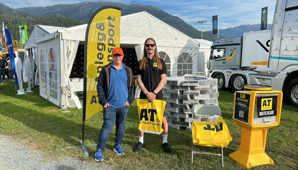 A&T: Andreas Hagen (t.v.) fra Siljan i Telemark la som vanlig turen innom Anlegg&Transport på Dyrsku'n. Til høyre står A&Ts Christian Holm. A&T: Andreas Hagen (t.v.) fra Siljan i Telemark la som vanlig turen innom Anlegg&Transport på Dyrsku'n. Til høyre står A&Ts Christian Holm.