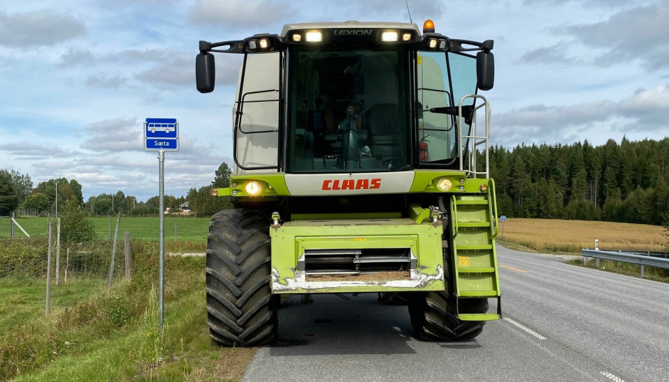 CLAAS: Det ble forsinkelser i innhøstingen for denne treskeren, da Statens vegvesen utstedte bruksforbud.