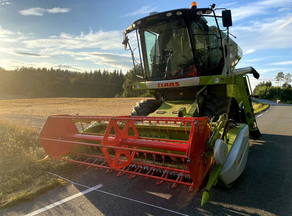 3,9 METER: Skurtresker som var 3,9 meter bred uten dispensasjon, merking og følgebil.