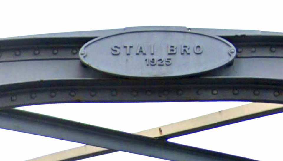 SKILT: Navnet og byggeåret står på skilt i begge ender av Stai bru.