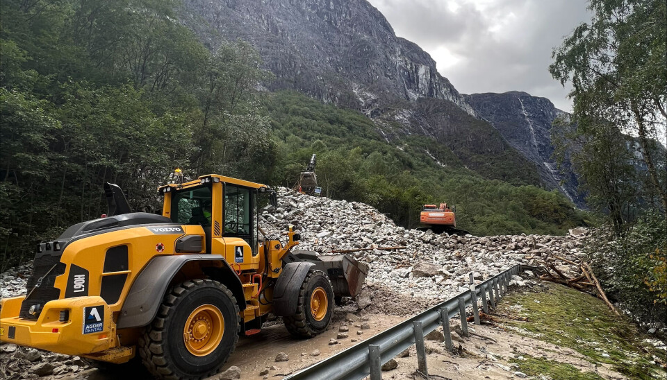 RASK RYDDING: Oppryddingen etter skredet på E16 Nærøydalen mandag har gått raskere enn forutsett, og Statens vegvesen åpnet ett kjørefelt alt klokken 12.00 i dag. RASK RYDDING: Oppryddingen etter skredet på E16 Nærøydalen mandag har gått raskere enn forutsett, og Statens vegvesen åpnet ett kjørefelt alt klokken 12.00 i dag.
