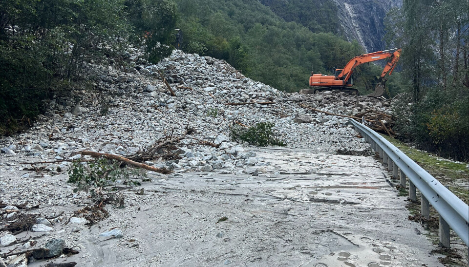 HAR ARBEIDET RASKT: Når er det åpnet ett felt med trafikkdirigering her, etter at det er arbeidet intensivt tirsdag og onsdag med å fjerne masser på europaveien. HAR ARBEIDET RASKT: Når er det åpnet ett felt med trafikkdirigering her, etter at det er arbeidet intensivt tirsdag og onsdag med å fjerne masser på europaveien.