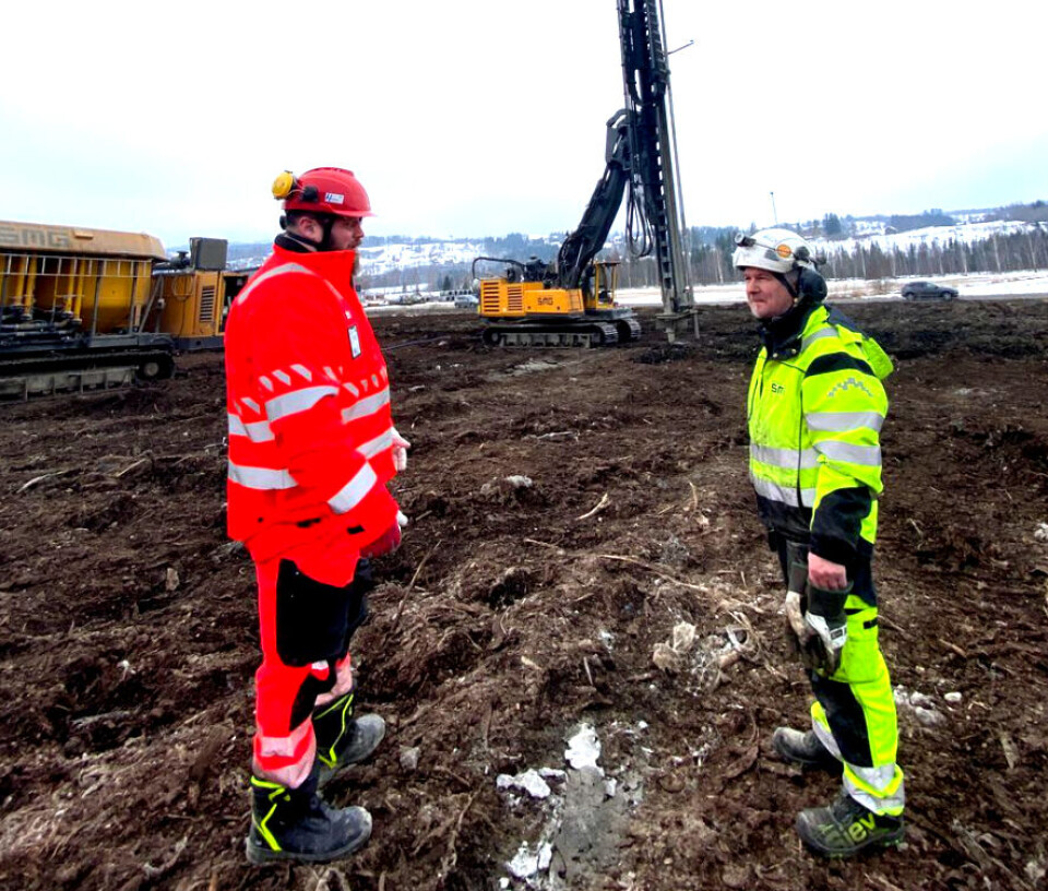 I ARBEID: Byggeleder Tor Iver Steig (t.v.) og Mats Eriksson i Soil Mixing Group fulgte med i arbeidet med å lage myrpeler på ny Rv. 4 på Hadeland.