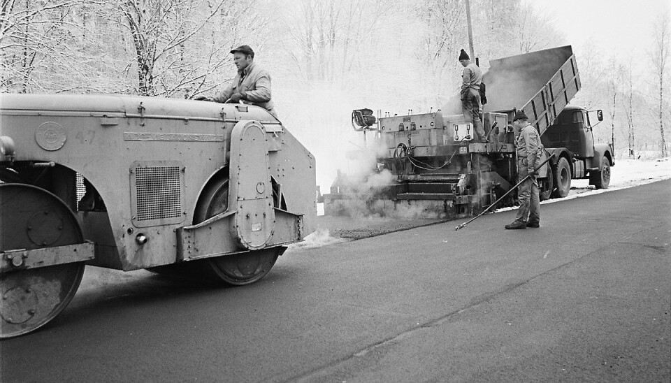 ASFALTERING: I år er det 50 år siden daværende Asfaltindustriens Laboratorium så dagens lys. Dette bildet er tatt ett år senere, i Oslo i 1974. Veivalsen er en ABG Vibrationswalze. ASFALTERING: I år er det 50 år siden daværende Asfaltindustriens Laboratorium så dagens lys. Dette bildet er tatt ett år senere, i Oslo i 1974. Veivalsen er en ABG Vibrationswalze.