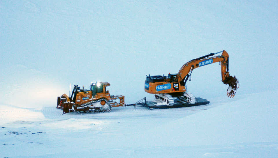 FEBRUAR 2019:
Hæhre Entreprenør AS på Svalbard for å fjerne gruva i Lunckefjell. Cat-dozeren D8T på 5 mil lang «sledetur» med Cat 352F gravemaskin (55 tonn). Foto: Magne Rostad, Hæhre Entreprenør