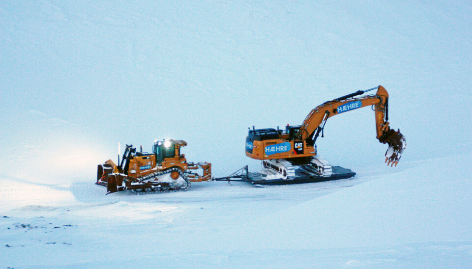 FEBRUAR 2019:
Hæhre Entreprenør AS på Svalbard for å fjerne gruva i Lunckefjell. Cat-dozeren D8T på 5 mil lang «sledetur» med Cat 352F gravemaskin (55 tonn). Foto: Magne Rostad, Hæhre Entreprenør FEBRUAR 2019:
Hæhre Entreprenør AS på Svalbard for å fjerne gruva i Lunckefjell. Cat-dozeren D8T på 5 mil lang «sledetur» med Cat 352F gravemaskin (55 tonn). Foto: Magne Rostad, Hæhre Entreprenør