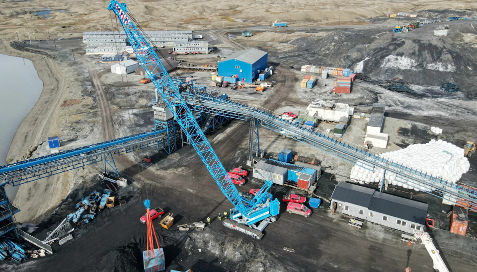 LØFT: Mikkelsen Kran og Transport AS i arbeid for AF Decom i opprydding av Svea på Svalbard i august 2021.