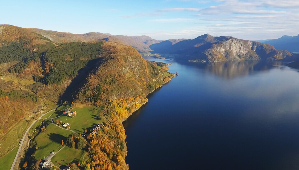 FJELL OG FJORD: Bilde av Engebøfjellet og Førdefjorden. FJELL OG FJORD: Bilde av Engebøfjellet og Førdefjorden.